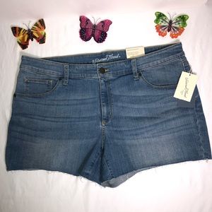 Universal Thread MIDI Shorts, NWT, 18W, Cutoff look, pet/smoke free home